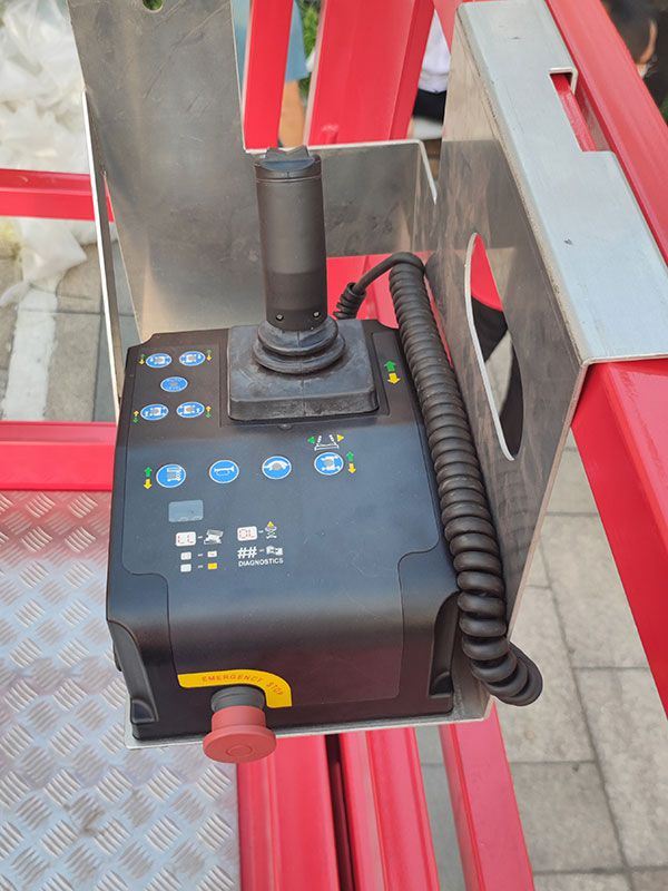 رافعة مقصية سيزر لفت متحركة ذاتية الدفع، XE-RT